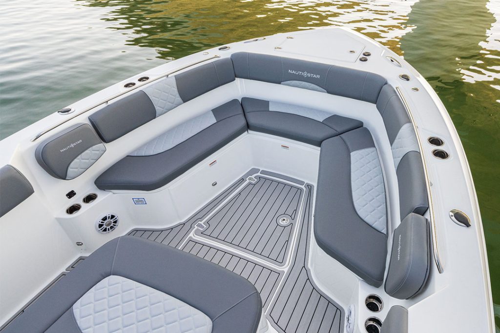 Nauticstar 332 Offshore bow seating