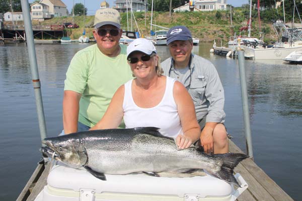 Sandra Brown of Pa. with husband, Ed (L), Joe Yaeger and her 32 pound, 4 oz. king.