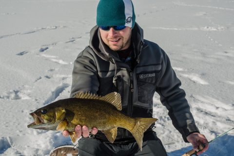 Ice fishing smallmouth bass eletronics jigging