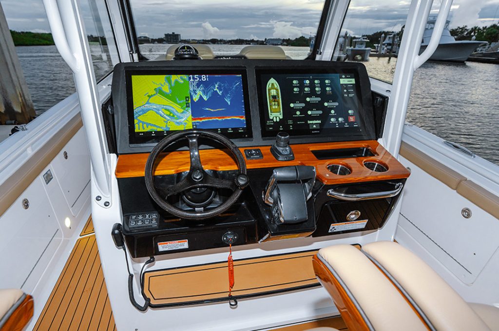 Everglades 315 cc cockpit