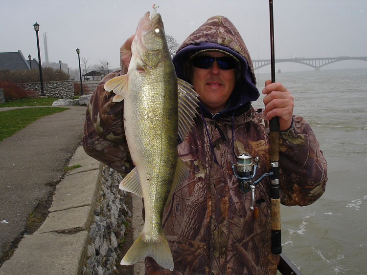 Mike Rzucidlo walleye