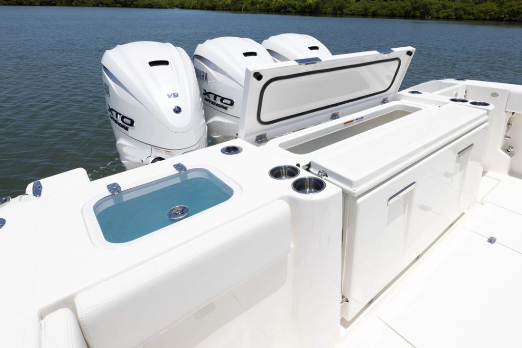 Pursuit S 388 transom fish box and livewell