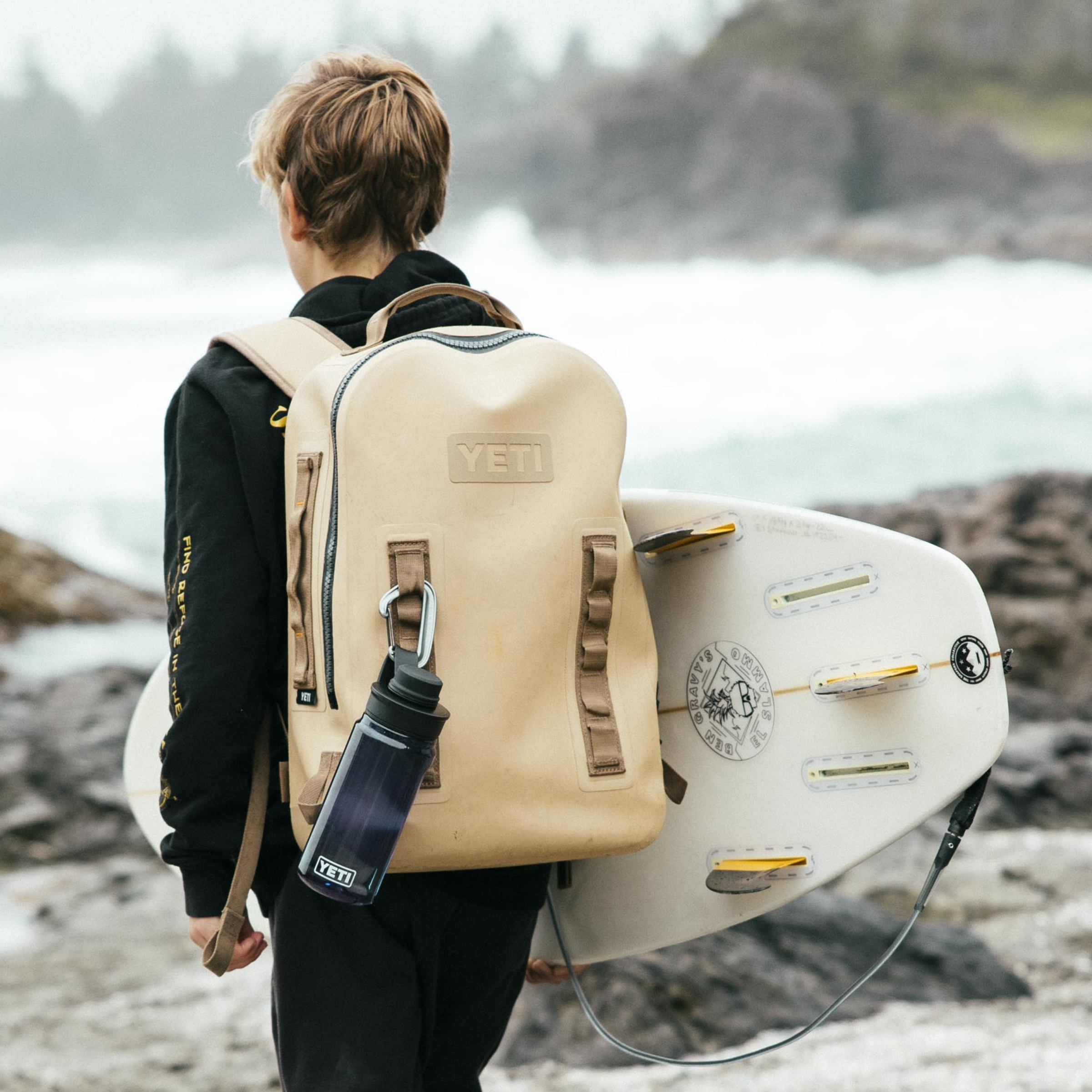 https://www.onthewater.com/wp-content/uploads/2023/07/Yonder-20oz-Tether-Cap-Surf-Lifestyle-.png