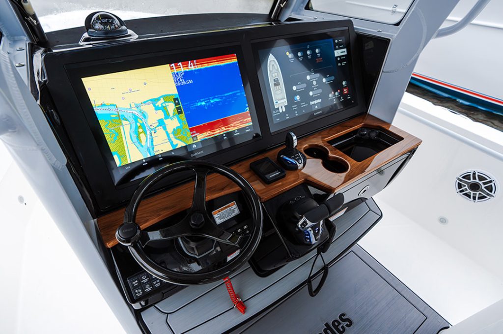 Everglades 335CC Helm