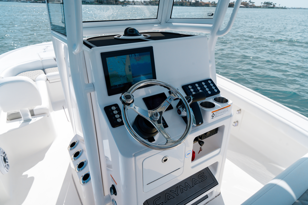 Caymas 24 HB helm and console